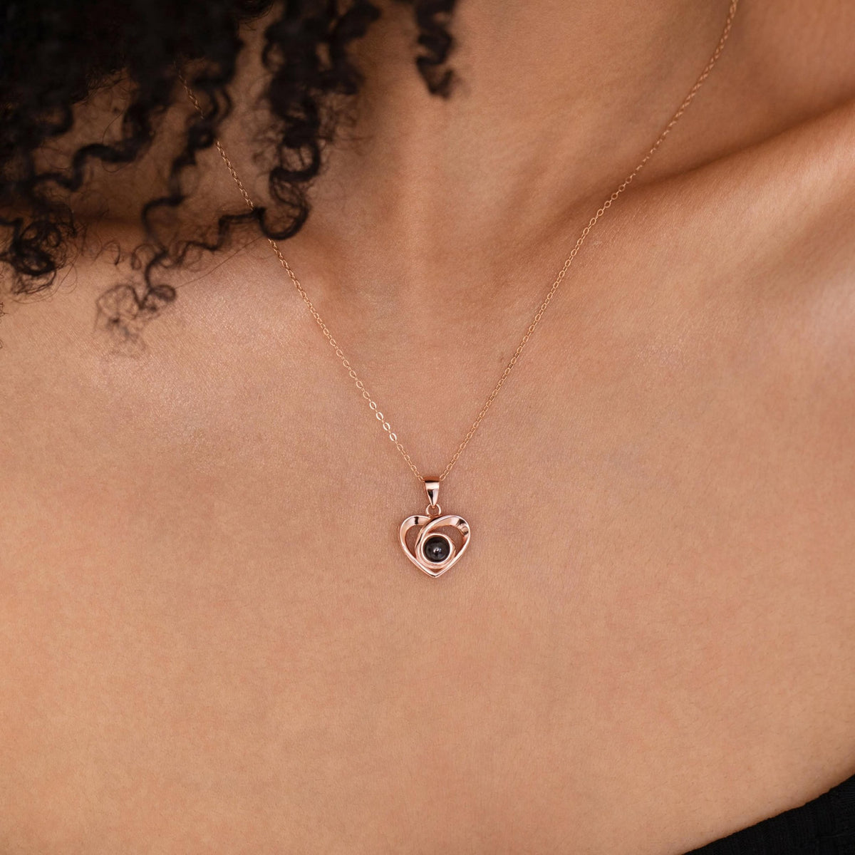 Médaillon photo personnalisé cœur or rose porté au cou, bijou avec photo à projection