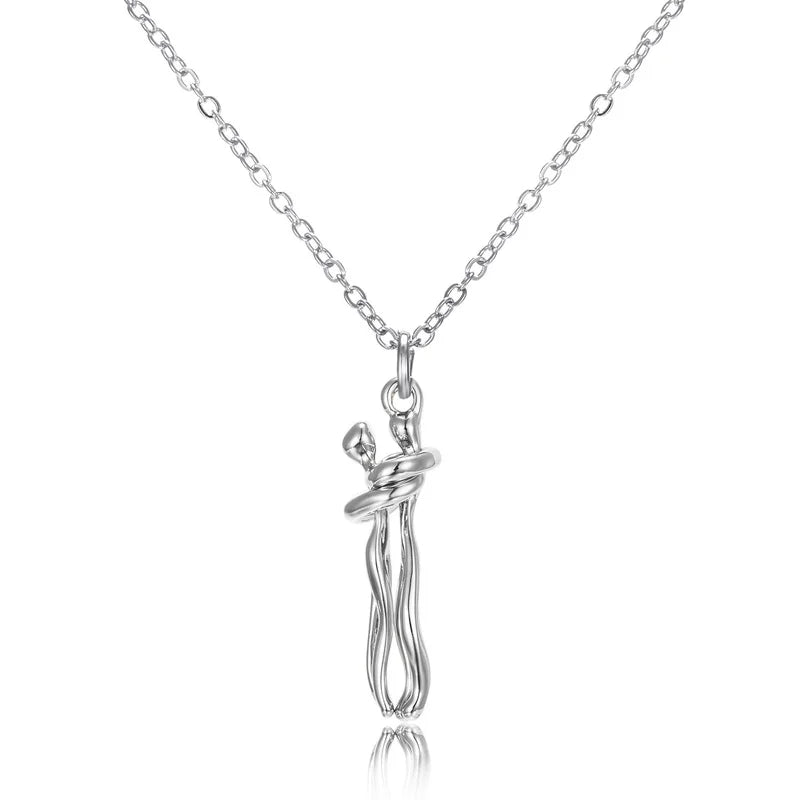 Pendentif couple enlacé tout argent, collier câlin en acier inoxydable