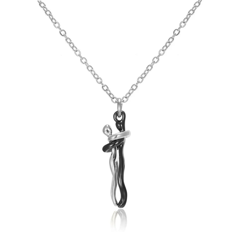 Pendentif couple enlacé argent et noir, deux silhouettes enlacées