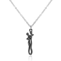 Pendentif couple enlacé tout noir, collier câlin au rendu graphique