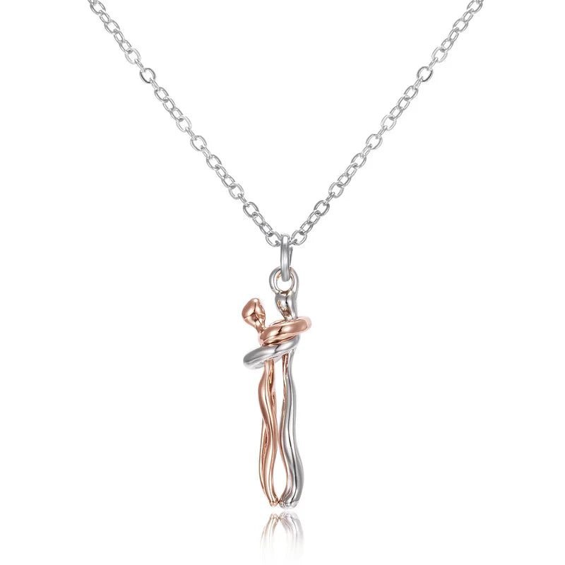 Pendentif couple enlacé argent et or rose, deux silhouettes qui s'étreignent sur une chaîne