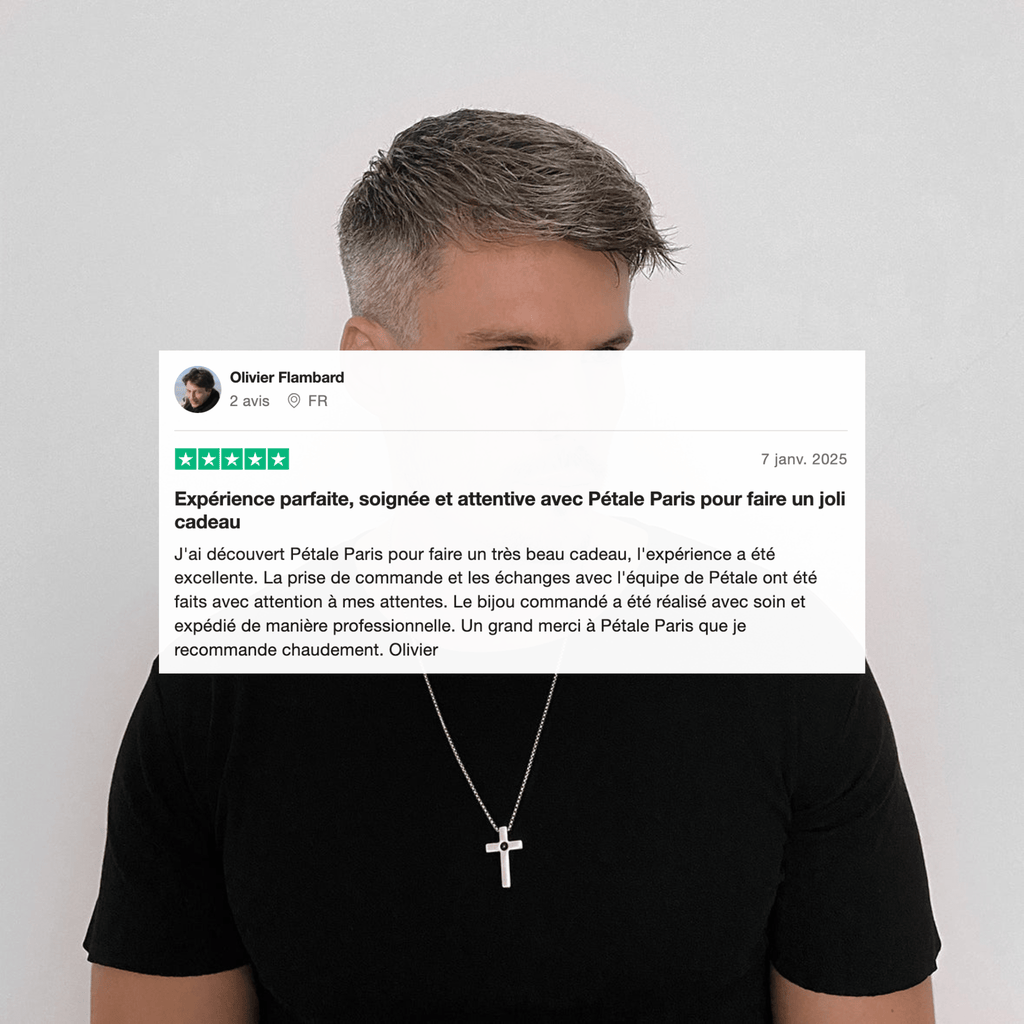 Homme portant un pendentif croix photo personnalisé, avis client Trustpilot