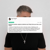 Homme portant un pendentif croix photo personnalisé, avis client Trustpilot