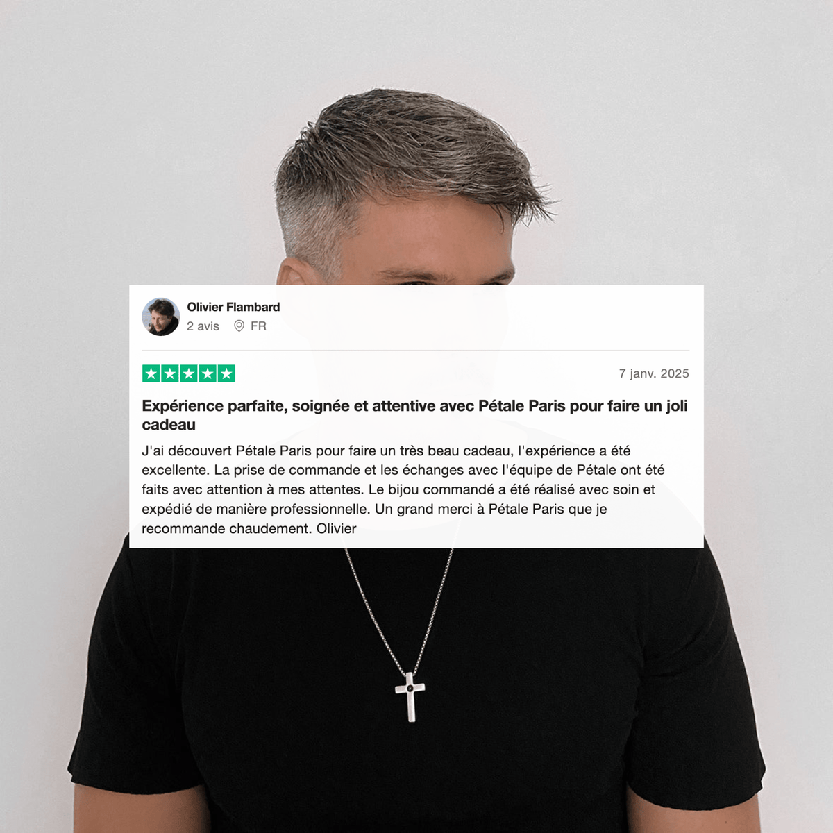 Homme portant un pendentif croix photo personnalisé, avis client Trustpilot
