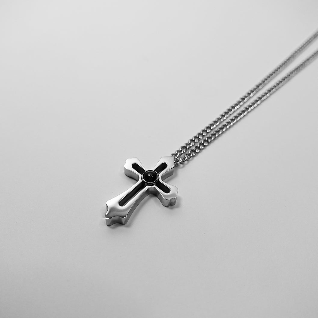 Pendentif photo pour homme croix percée argentée à projection, lentille centrale visible