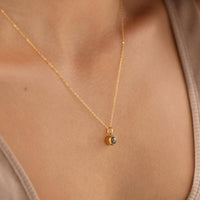 Pendentif projection photo or porte au cou - collier bijou personnalise femme Petale Paris gros plan