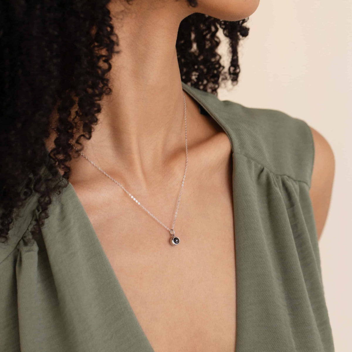 Femme portant collier pendentif projection photo argent - bijou personnalise cadeau original Petale Paris