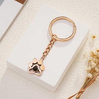 Porte-clé patte chien rose gold posé sur présentoir - bijou photo personnalisé cadeau Petale Paris