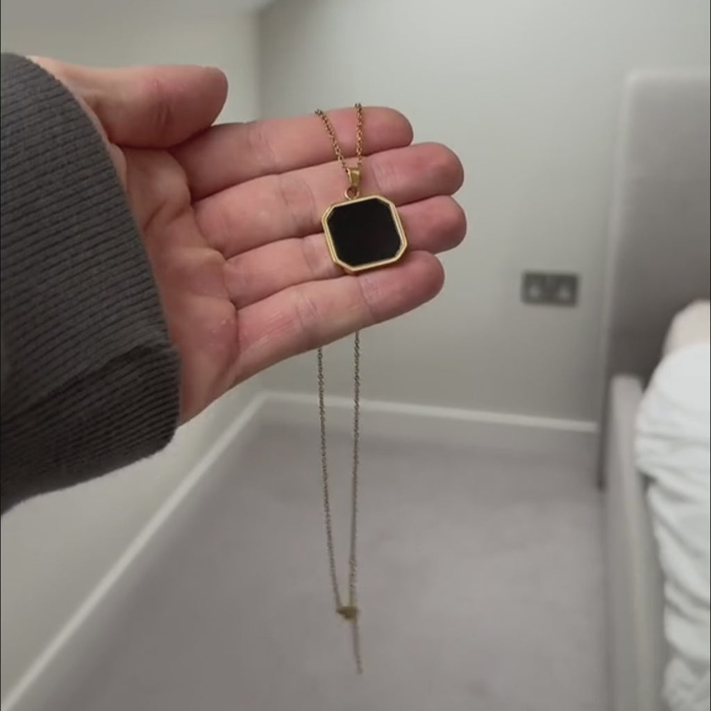 Vidéo du pendentif photo thermique doré tenu en main, bijou photo personnalisé