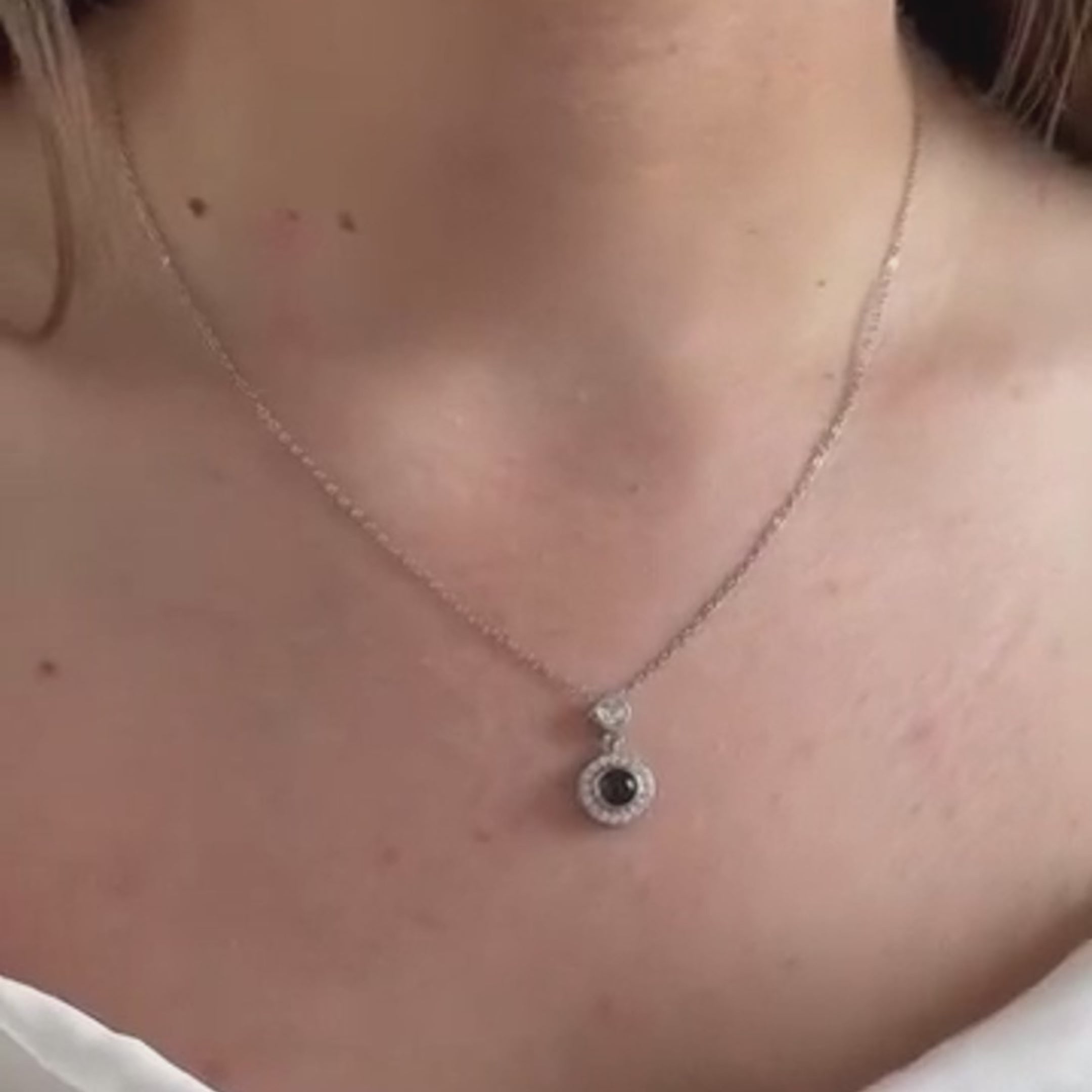Vidéo du pendentif Élégance Éternelle argenté porté au cou, collier à projection photo