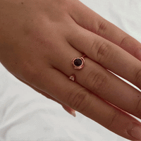 Animation de la bague projection photo or rose portée à la main, photo cachée dans la pierre